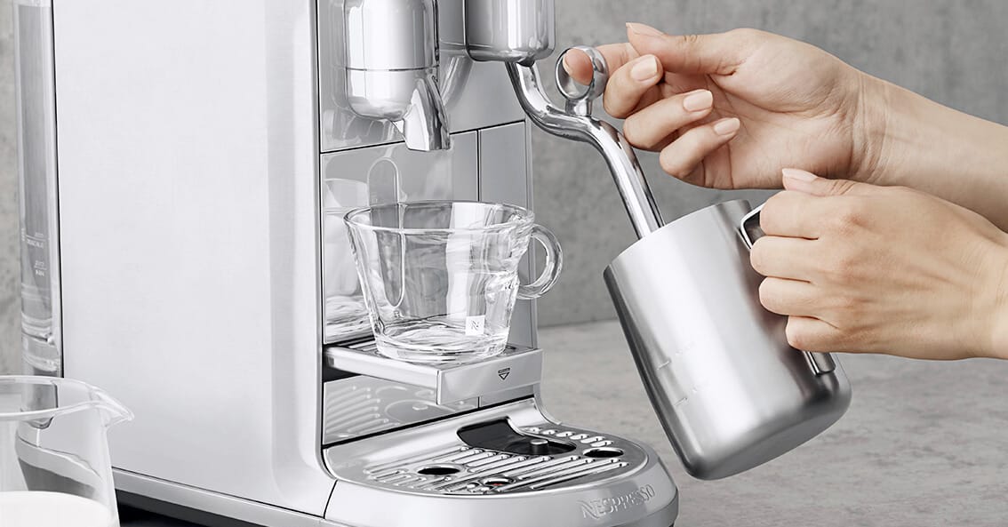 Adiós a las cafeteras Nespresso: está máquina convierte sus cápsulas de  café a un nivel de barista
