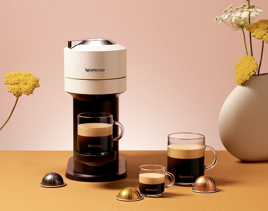 Máquina Nespresso Vertuo y tazas de café