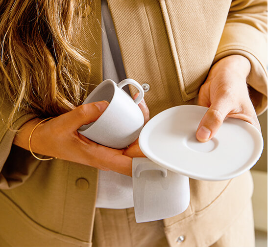 Mujer sujetando tazas de café Nespresso