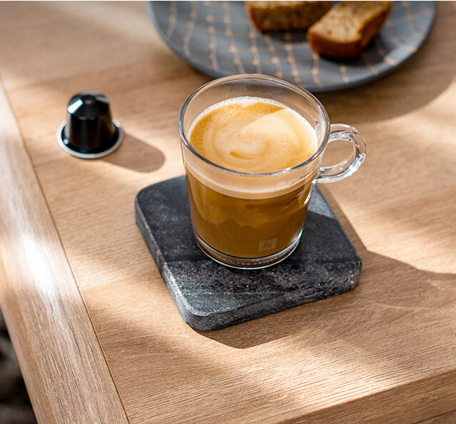 Cafe nespresson taza sobre marmol