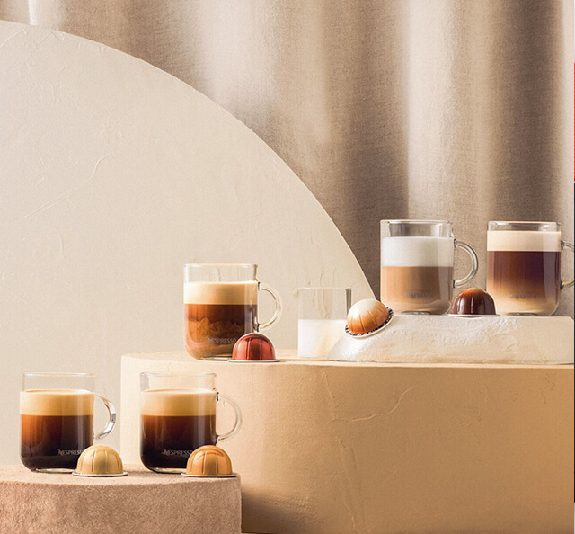 Cafe nespresso sobre marmol con capsulas nespresso