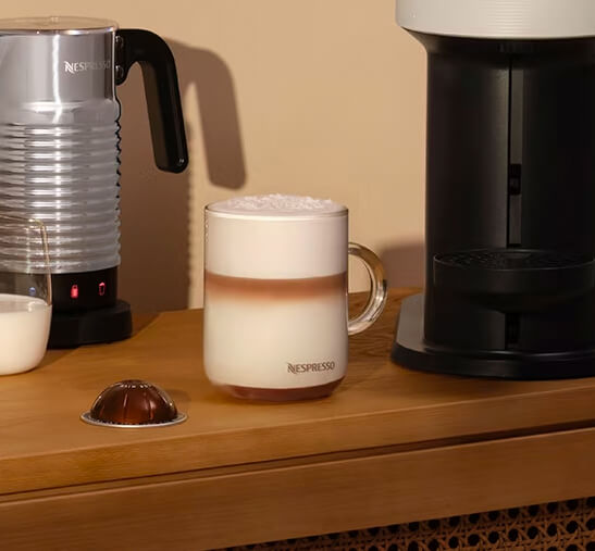 Maquina de Nespresso, espumadora de leche y Bianco Piccolo