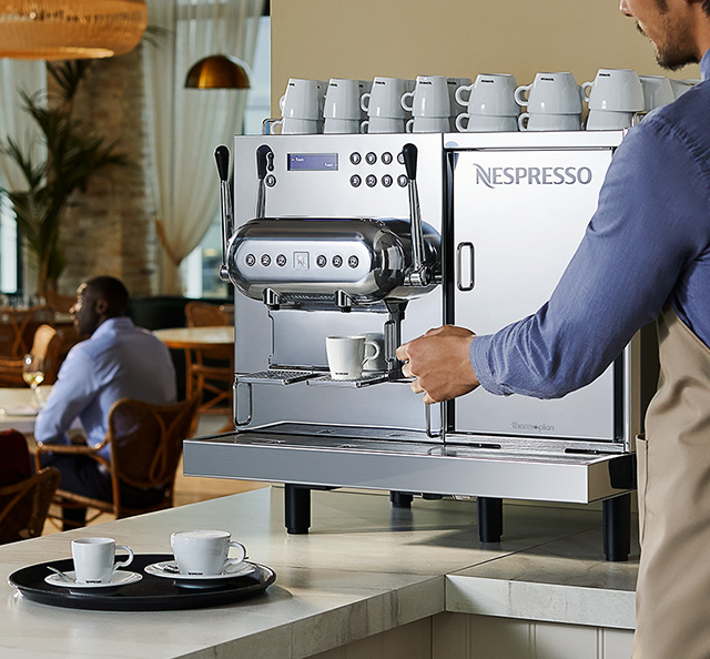 Barista preparando café con máquina Nespresso