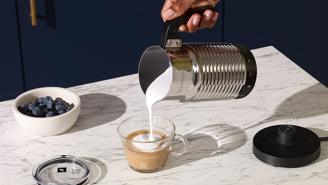 Sirviendo leche en café con Aeroccino de Nespresso