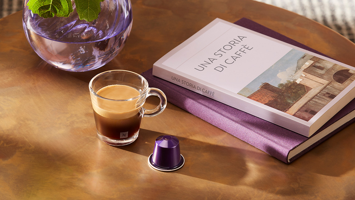 una taza de cafe ristretto y libros