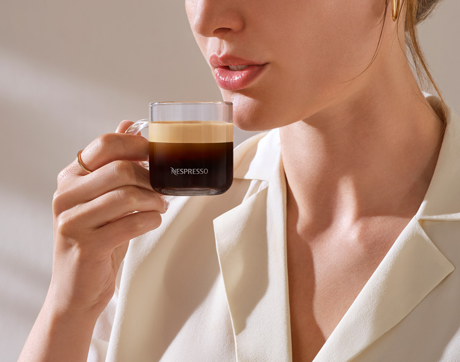 Mujer tomando nespresso