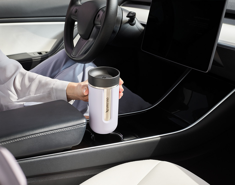 Interior de un coche con un café nespresso