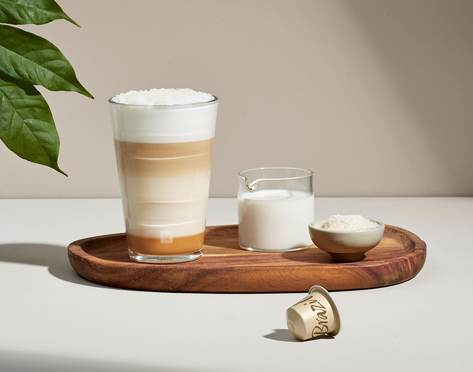 Taza de café con leche de Nespresso, vaso de leche y cápsula de Brasil Organic