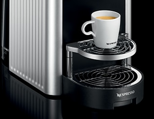 NESPRESSO Machine à café automatique professionnelle Zenius avec 50  capsules de café – Cafetière pour petits bureaux – Argent : :  Cuisine et maison
