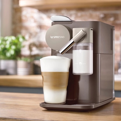 De Longhi Lattissima One Shadow Black Coffee Machine Nespresso