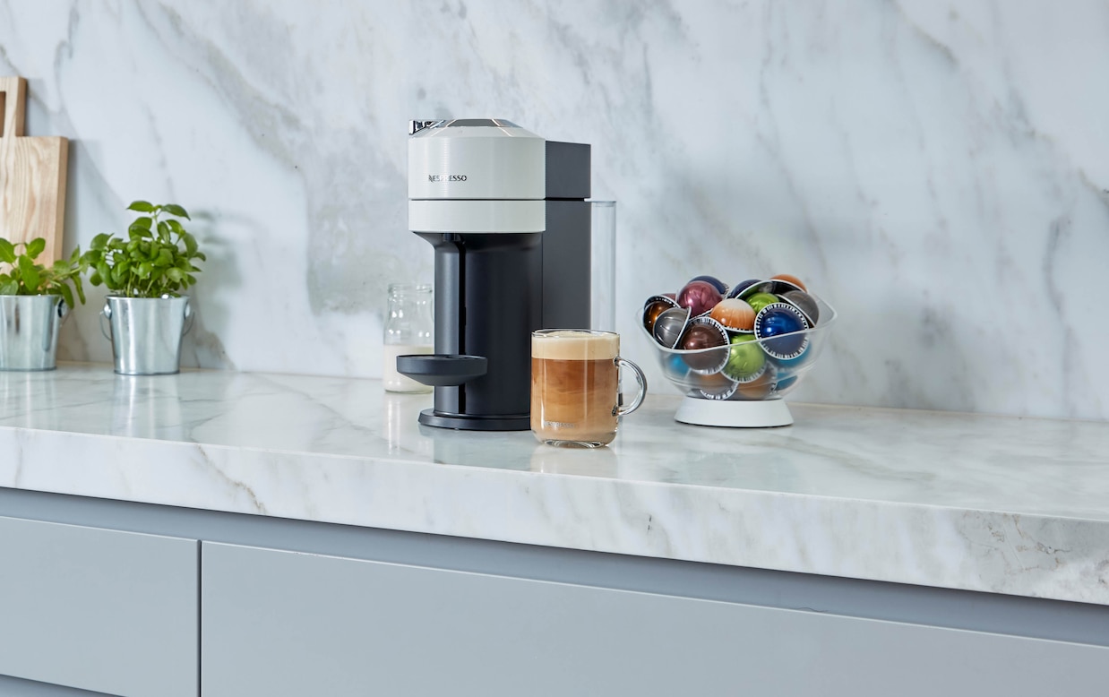 https://www.nespresso.com/ecom/medias/sys_master/public/14717441605662/Vertuo-Next-Lifestyle-Long-White-Solo-Reverso-PDP-Main-Media-6272x2432-Small-File.jpg?impolicy=productPdpSafeZone&imwidth=1238