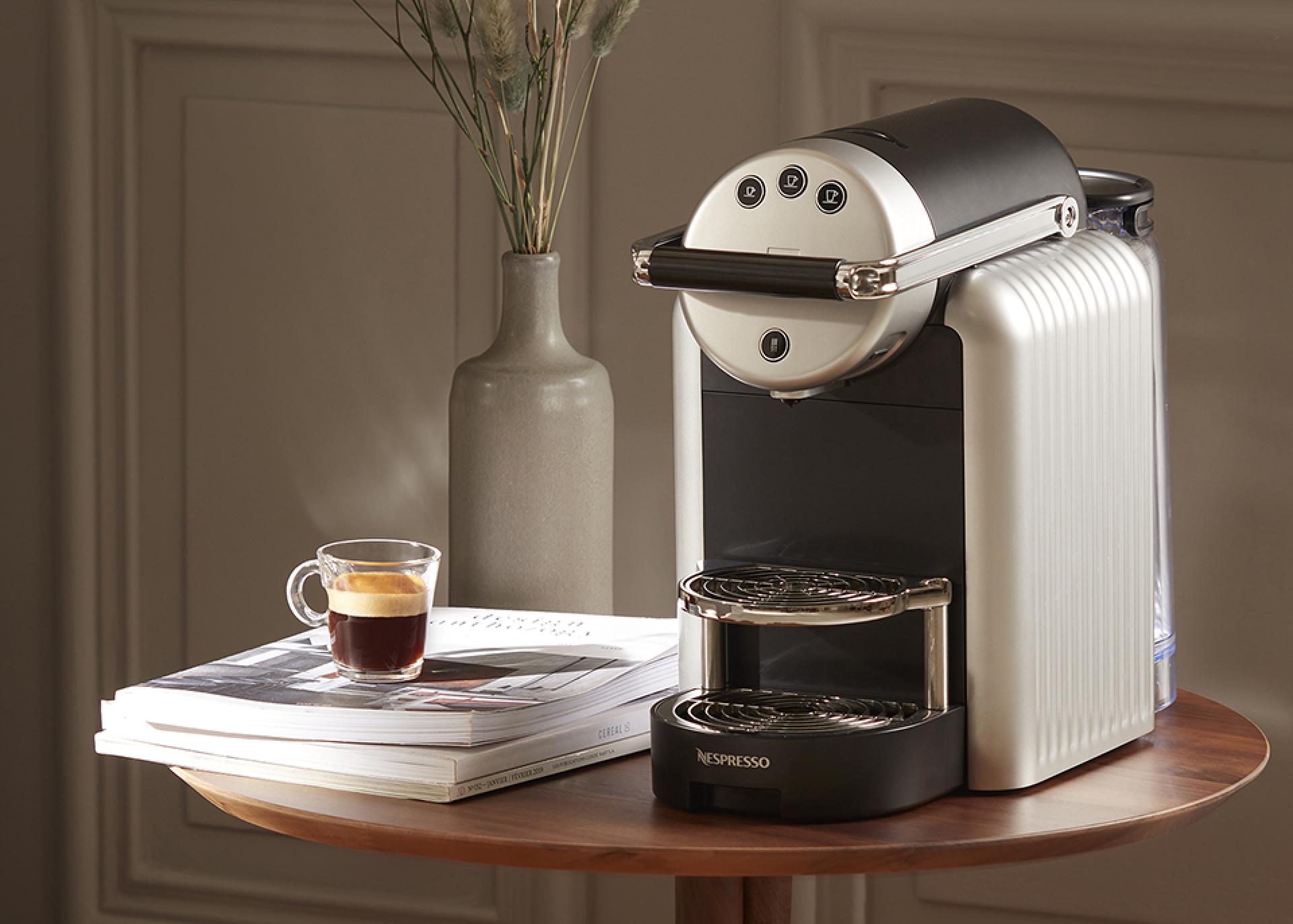 Mekspresso: il pc con l'hardware del sistema Nespresso che prepara caffè