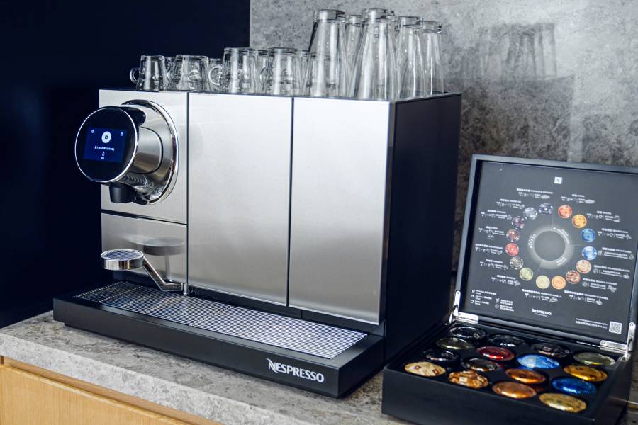 Nespresso Momento膠囊咖啡機與膠囊展示盒