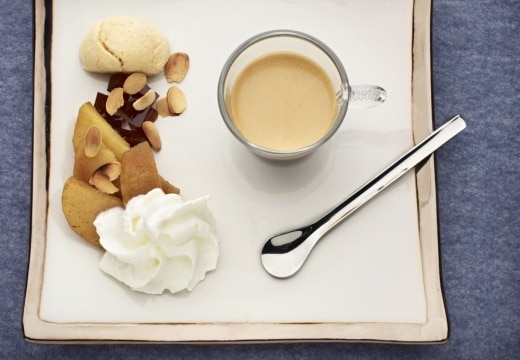 Dessert café-vanille aux pommes et macarons à l'amande